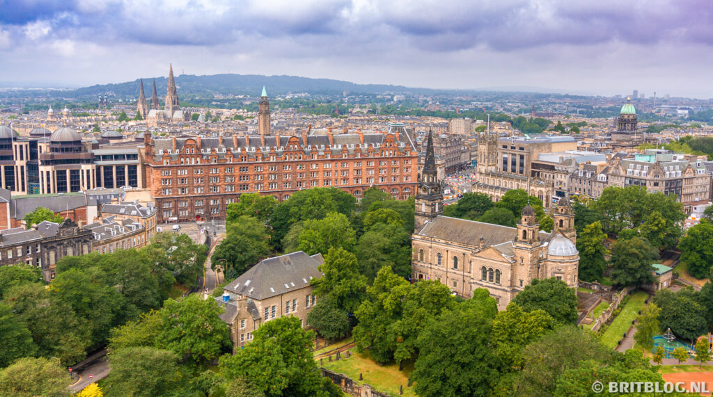 Uitzicht over Edinburgh, dat veel gratis musea te bieden heeft.