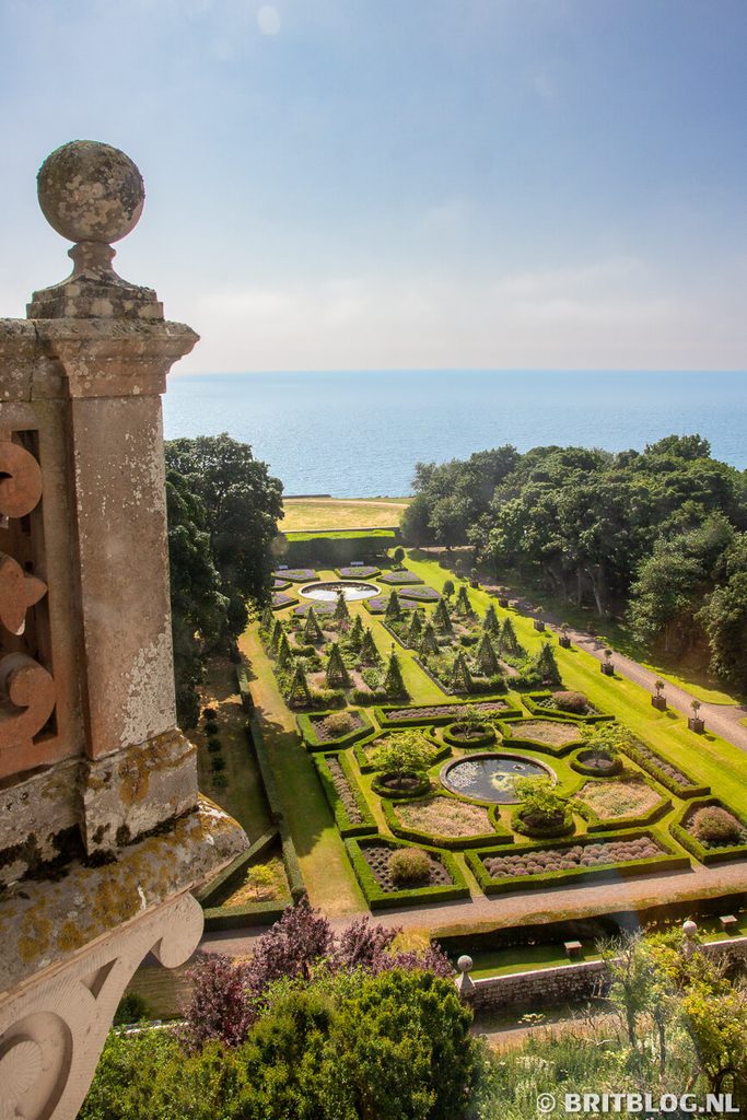 De tuin van Dunrobin Castle, Schotland, vanuit het kasteel met zicht op de zee.