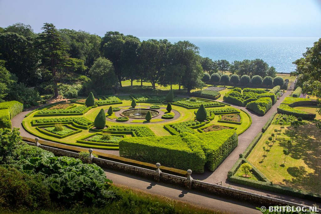 De tuin van Dunrobin Castle heeft uitzicht op zee.