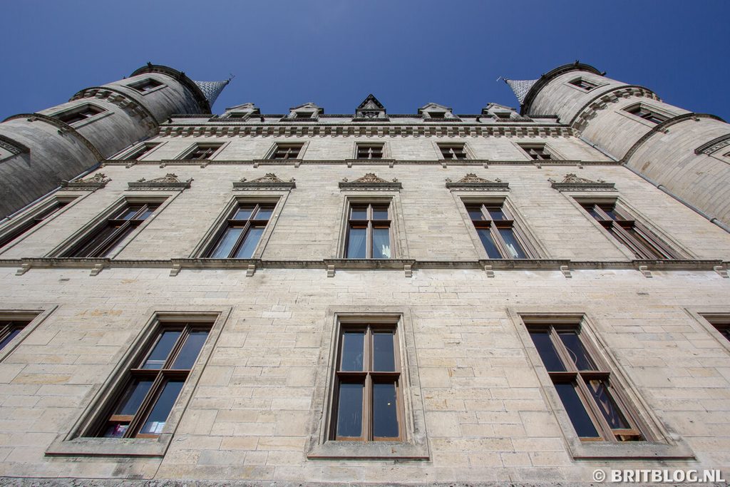 Het Dunrobin Castle in de Hooglanden van Schotland vanuit kikforsperspectief.
