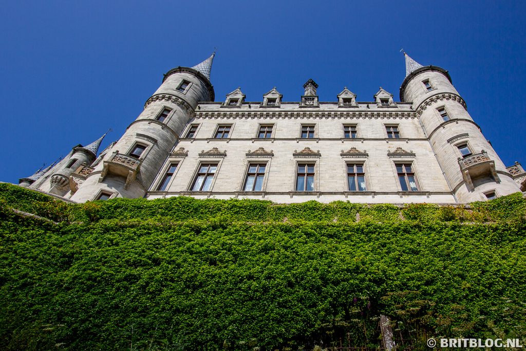 Opkijken naar Dunrobin Castle, het bijna witte kasteel met torentjes.