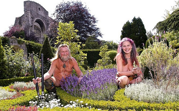 Naked gardeners in tuinen Abbey House