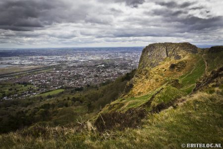 Belfast bezienswaardigheden: vanaf de berg kun je alles in één keer zien.