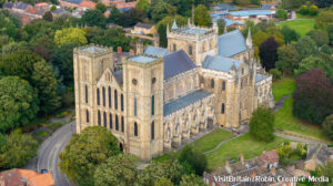 Luchtfoto van Ripon Kathedraal met zicht op de westgevel en torens.