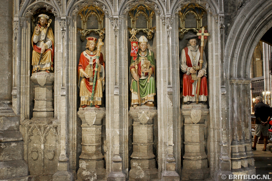Het pulpitum van Ripon Kathedraal, een stenen koorscherm uit circa 1470 dat het schip van het koor scheidt.