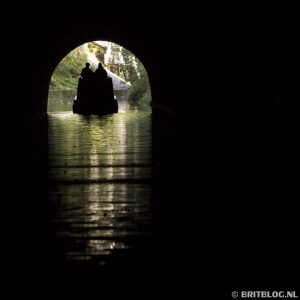 Met de narrowboat door de tunnel