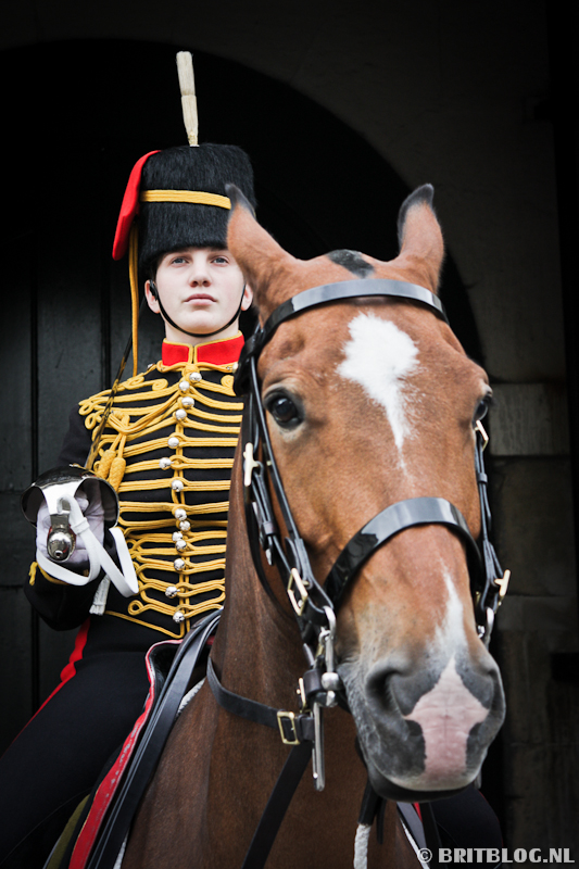 Bereden wachter van de King’s Life Guard in ceremoniëel uniform bij Horse Guards Parade in Londen.
