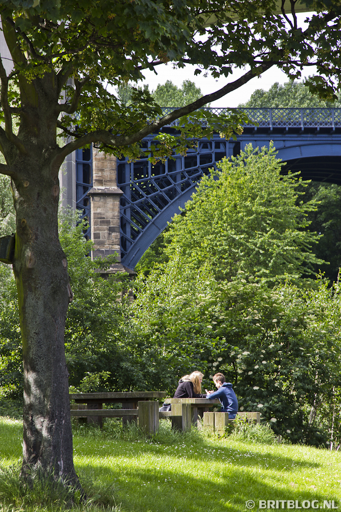 Op de achtergrond: Queen Elizabeth II Bridge