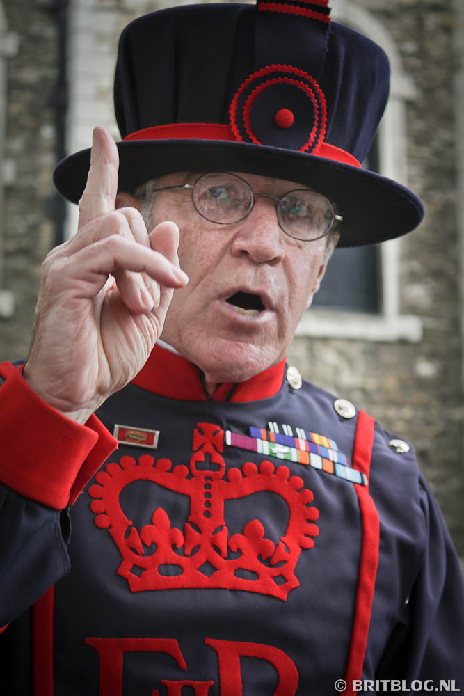 Yeoman Warder bij de Tower of London tijdens een rondleiding, in traditioneel uniform.