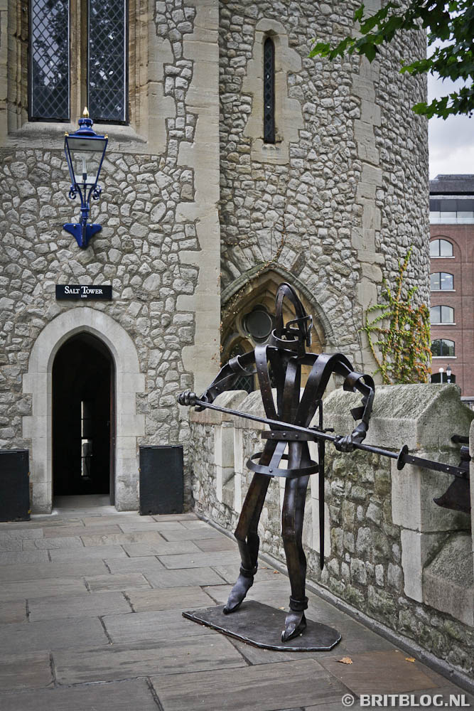 Standbeeld van soldaat op de muur van de Tower of London.