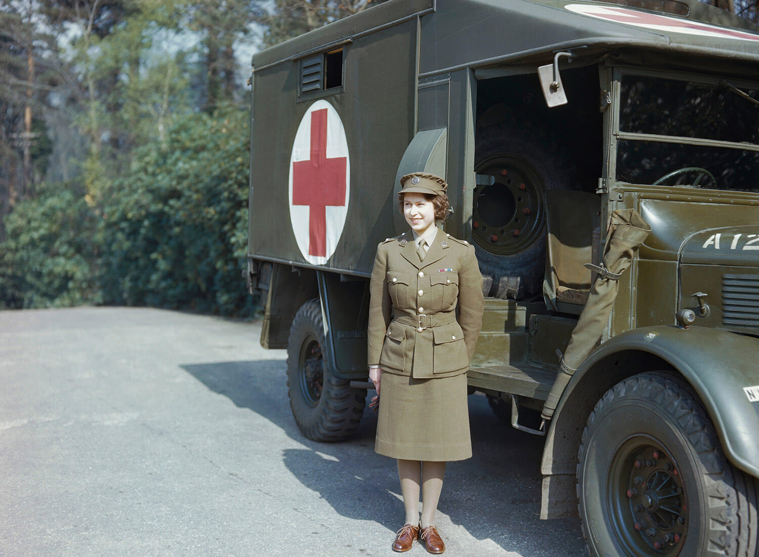 Prinses Elizabeth in de ATS, april 1945, voor een ambulance