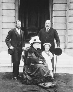 Britse Royal Family: George V, koningin Victoria, Eduard VII en rechtsonder Eduard VIII (ca. 1898)