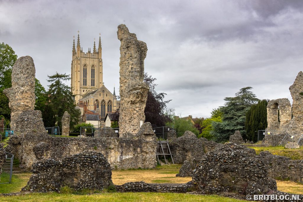 De ruïne van Bury St Edmunds met daarachter de kathedraal. De stad is een reden om Suffolk te bezoeken.