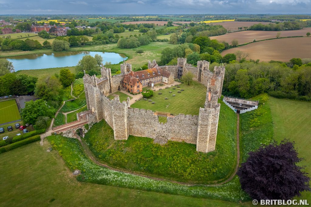 Framlingham Castle, gezien vanuit de lucht, ligt in een prachtig groene omgeving.