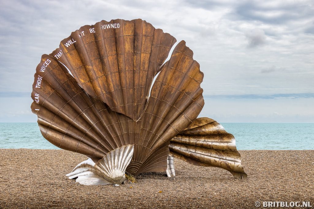 stalen sculptuur Scallop, op het kiezelstrand Aldeburgh in Suffolk
