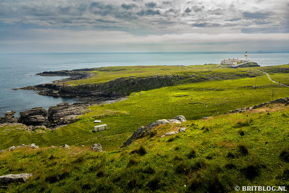 Neist Point, Isle of Skye. Je hebt er uitzicht over grasvelden, de beroemde buurtoren en zee.