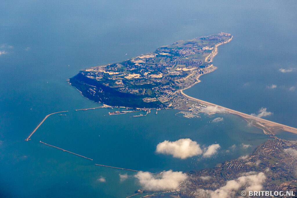 Isle of Portland vanuit de lucht. Het schiereiland is verbonden met het vaste land door middel van een strand. 