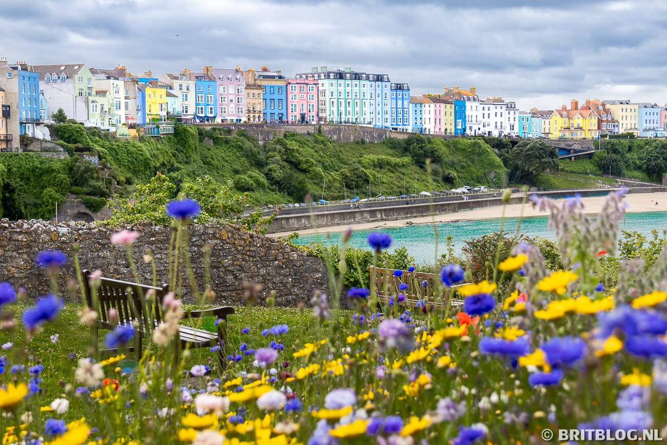 Uitzcht op de gekleurde huizen van Croft Terrace in Tenby, Wales