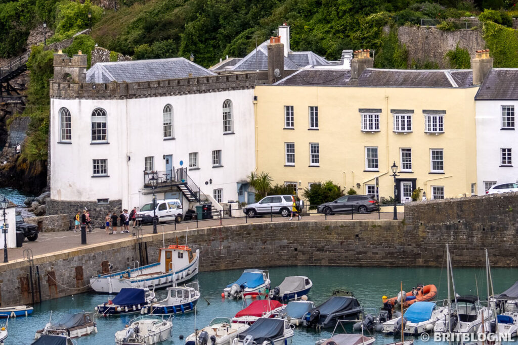 The Cabin, waar Roald Dahl zijn paasvakanties doorbracht, in Tenby. Een wit gebouw aan de haven van de kustplaats.