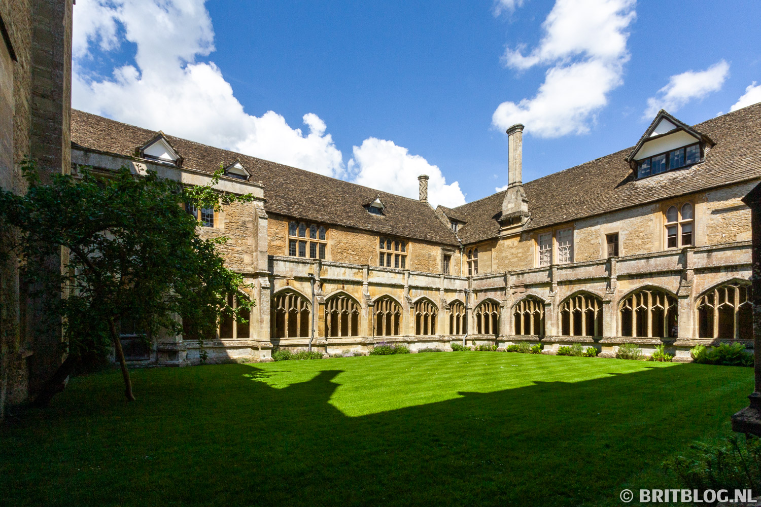 De oude abdijgangen van Lacock Abbey, bekend van Harry Potter