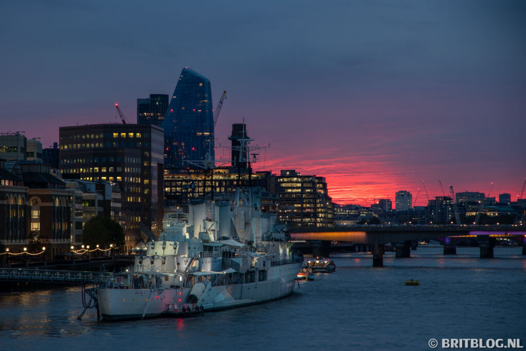 HMS Belfast tijdens zonsondergang