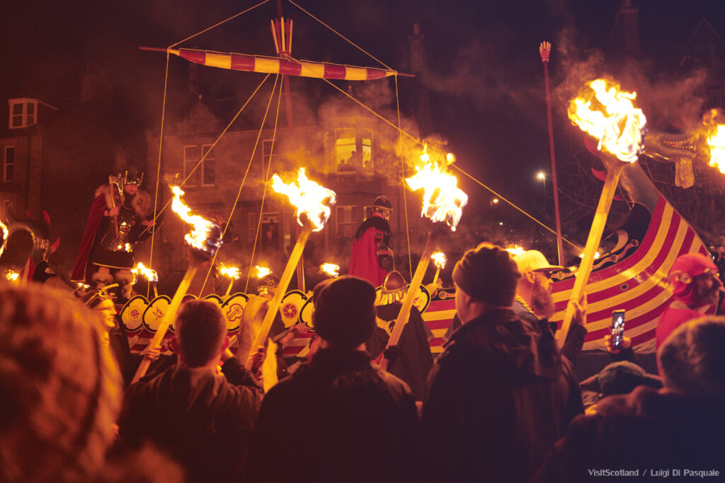 Up Helly Aa, Shetland, Schotland. Een van de vuurevenementen.