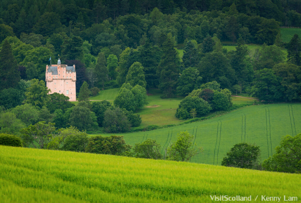 Craigievar Castle in het Schotse landschap