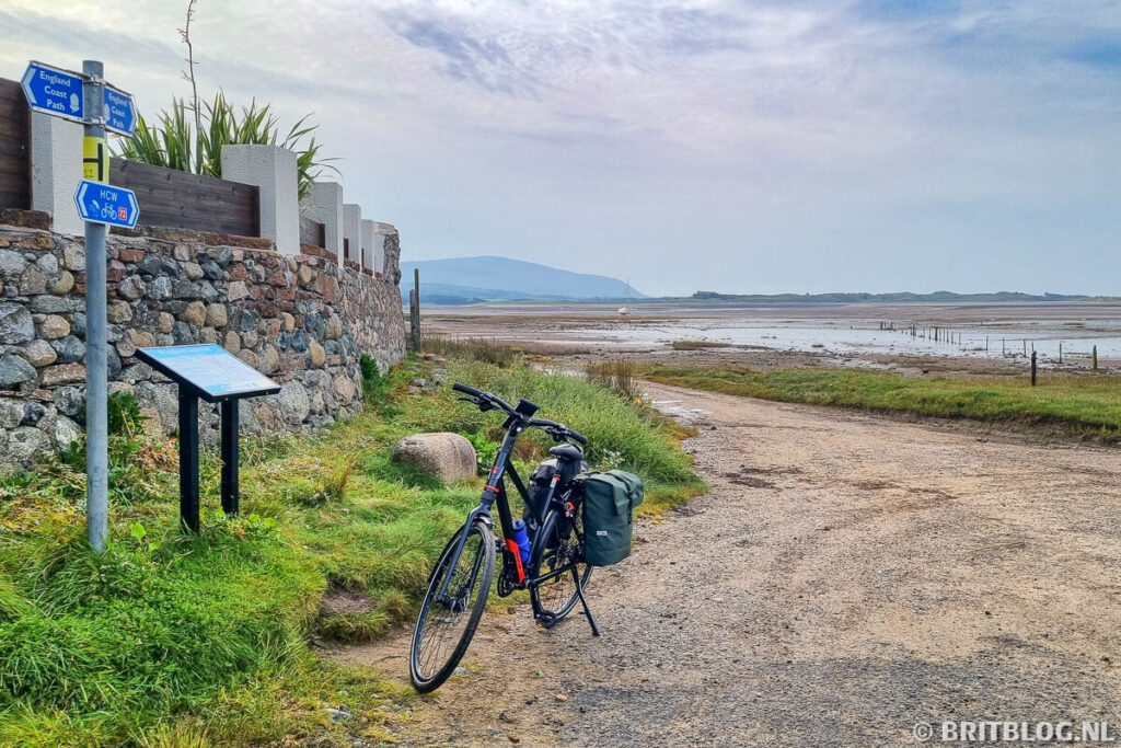 Fietsen over het strand bij Ravenglass, Verenigd Koninkrijk