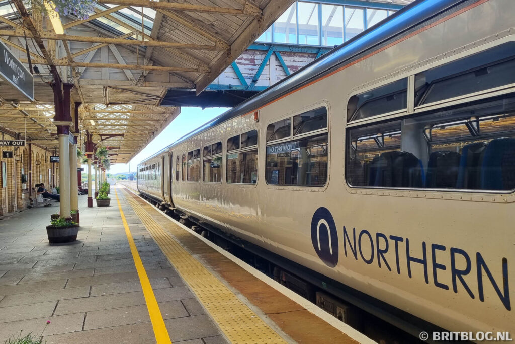 Een trein van Northern Railway op Workington station, Engeland