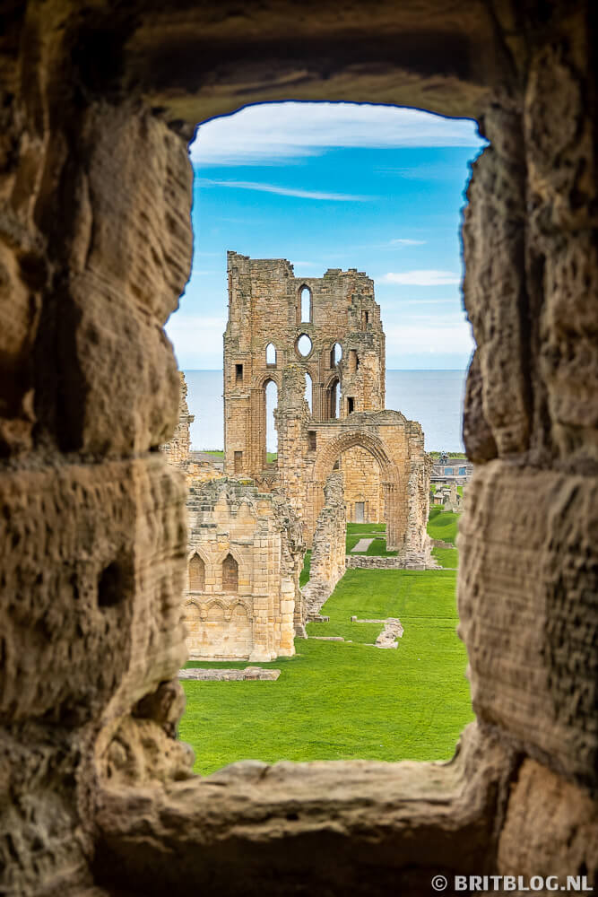 Uitzicht over de kerk en de noordzee