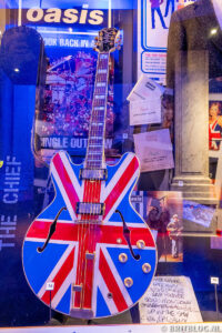 Oasis gitaar in The British Music Experience in Liverpool