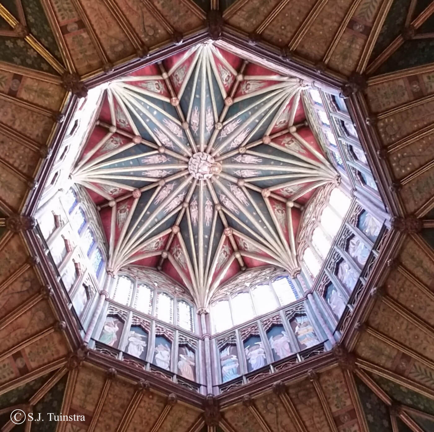 De lantaarn van de kathedraal van Ely, gezien vanaf de vloer, 52 meter hoog.