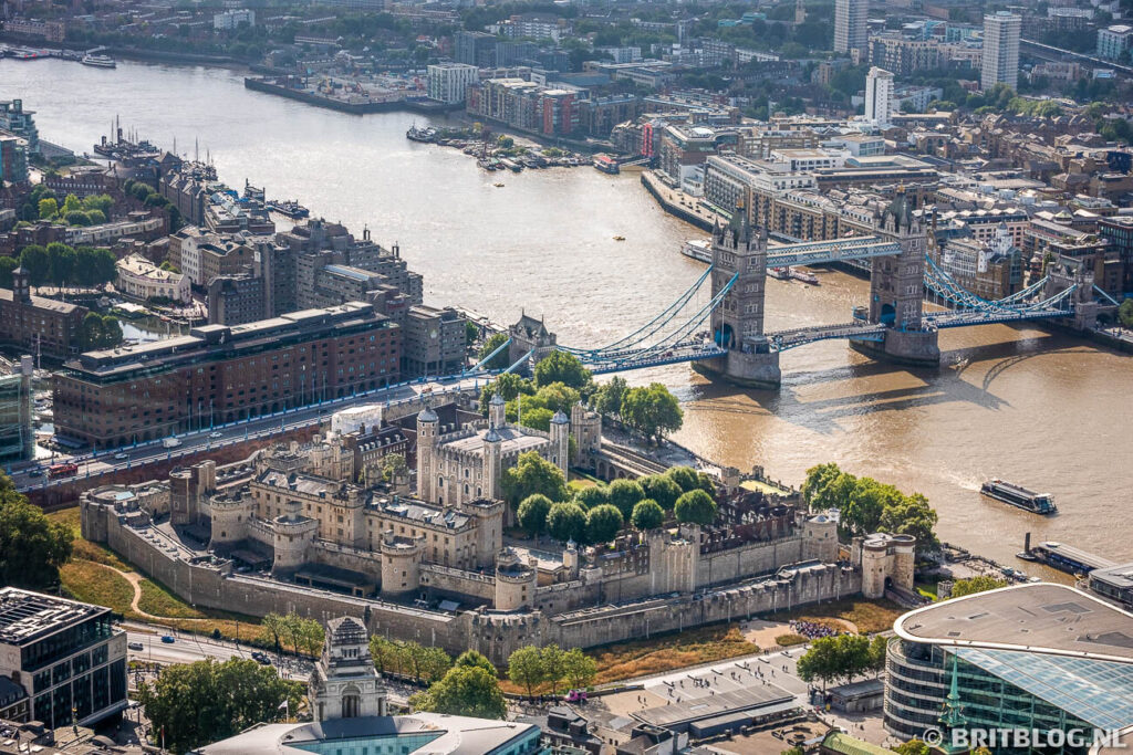 Londen skyline met Tower Bridge en Tower of London
