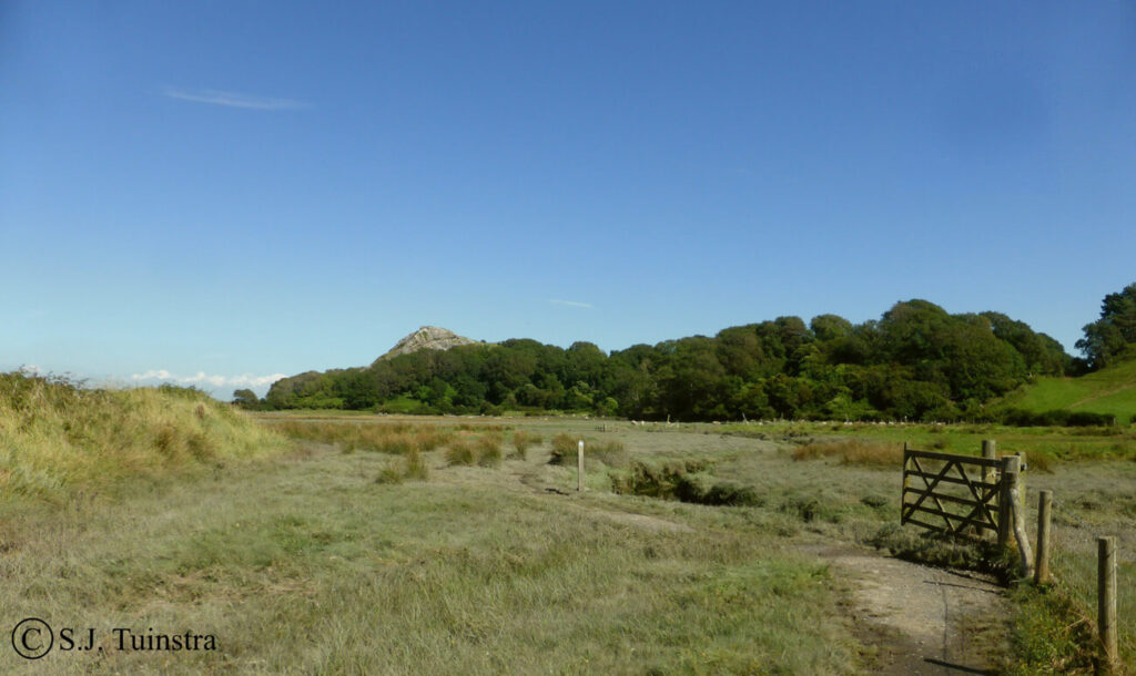 Op weg het waddenlandschap in, met op de achtergrond North Tor Hill.