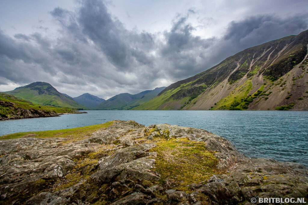 Wastwater in het Lake District met ruige berghellingen en blauw water onder een bewolkte hemel, het diepste meer van Engeland.
