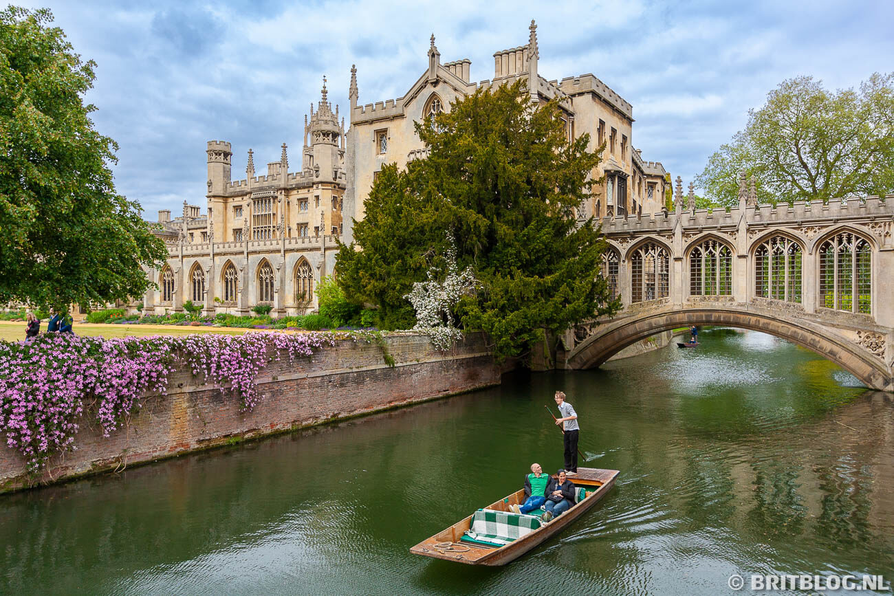 Punter over de River Cam, onder de Bridge of Sighs door, dat kan alleen in Cambridge, Engeland.