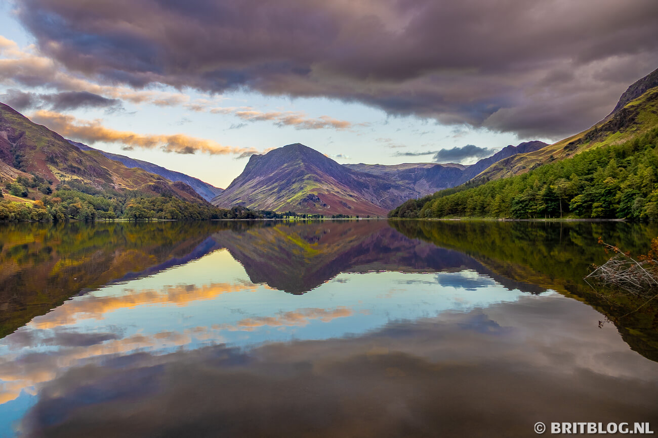 Uitzicht op Buttermere in het Lake District met weerspiegeling van bergen en wolken in het kalme meer bij zonsondergang. Een van de vele mooie plekken in het Verenigd Koninkrijk.