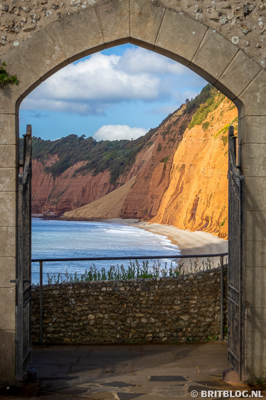 Jurassic Coast gezien vanuit de tuinen in Sidmouth