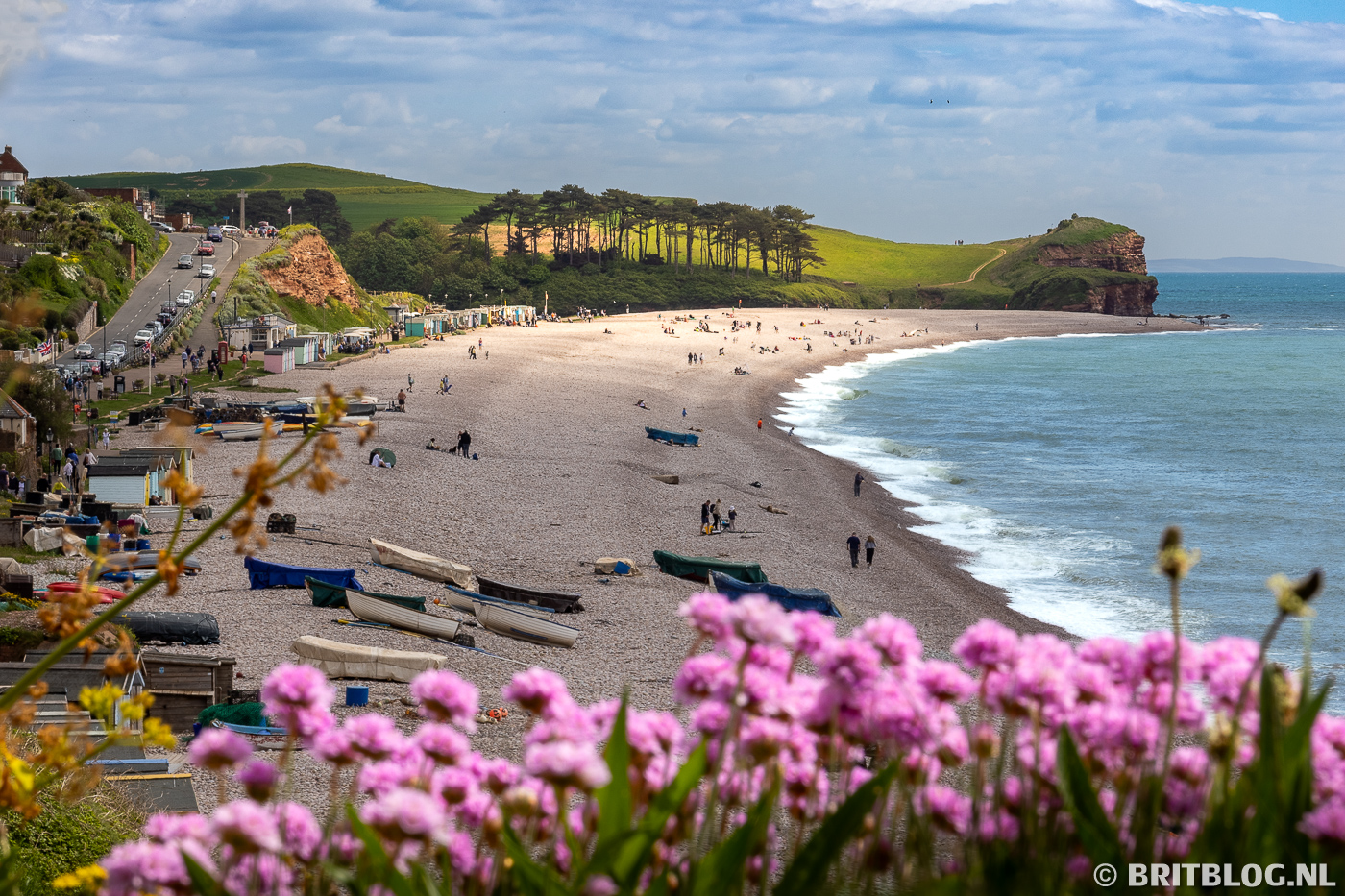Uitzicht op het kiezelstrand van Budleigh Salterton, waar de zon een gedeelte extra verlicht.