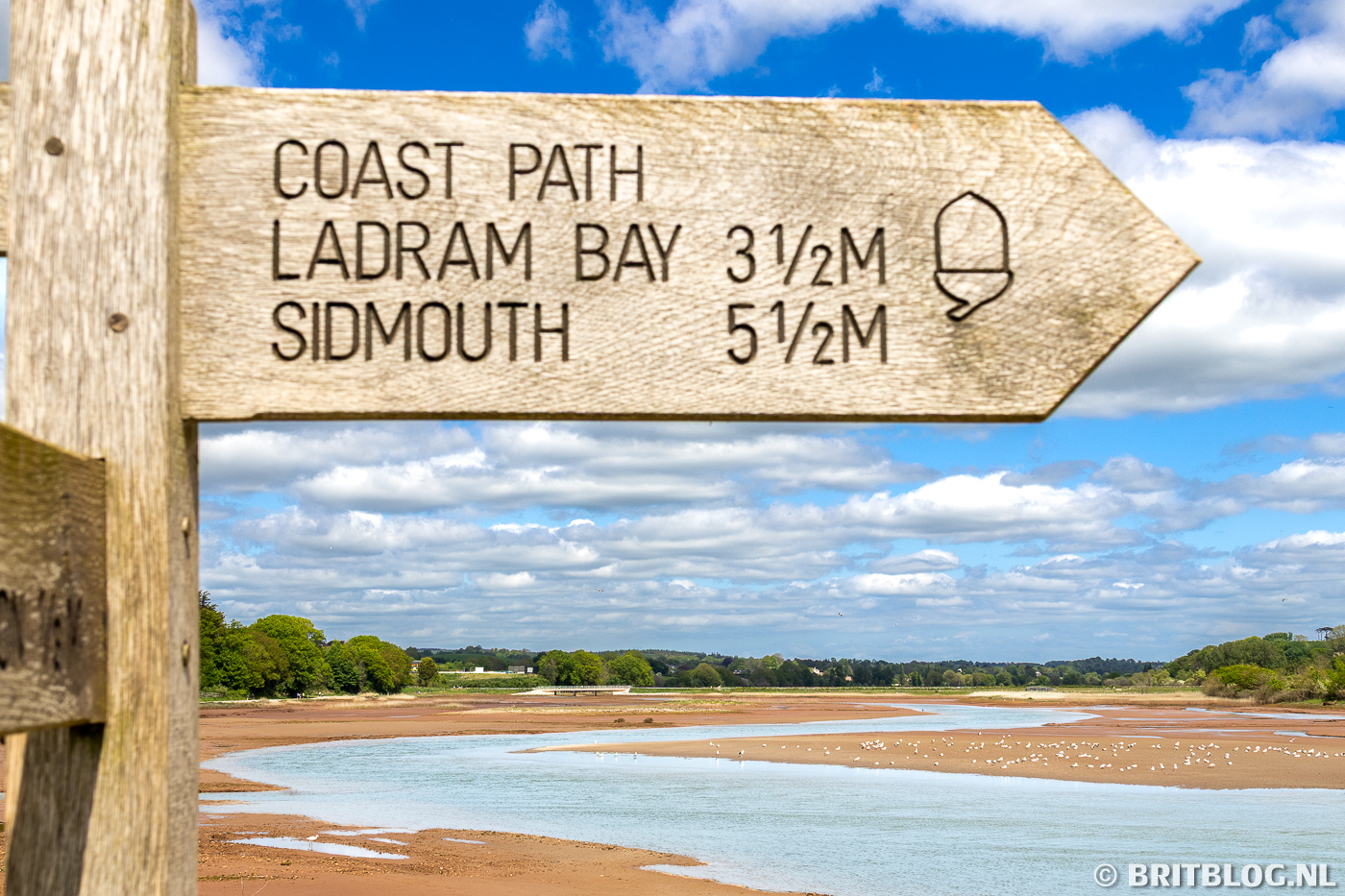 Otter Estuary Nature Reserve, bij Budleigh Salterton, met een wegwijzer van het Coast Path. Sidmouth is 5,5 mijl.