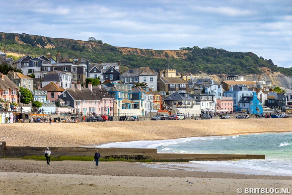 Lyme Regis, met op de achtergrond de kliffen waarin nog duizenden fosiellen zitten. 