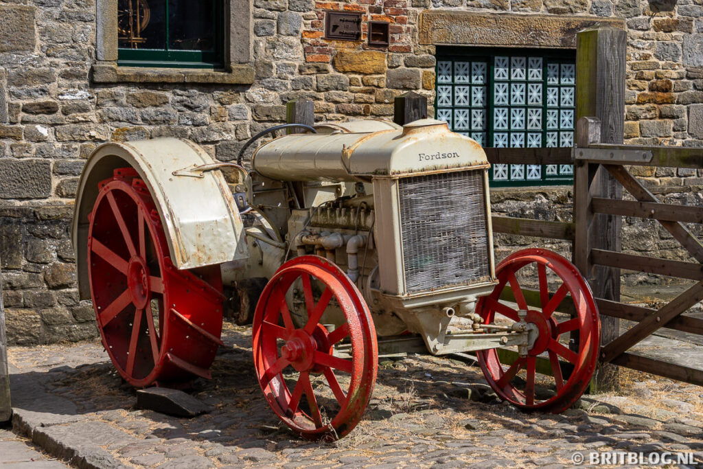 Oude tractor bij Beamish Museum - 1940's farm