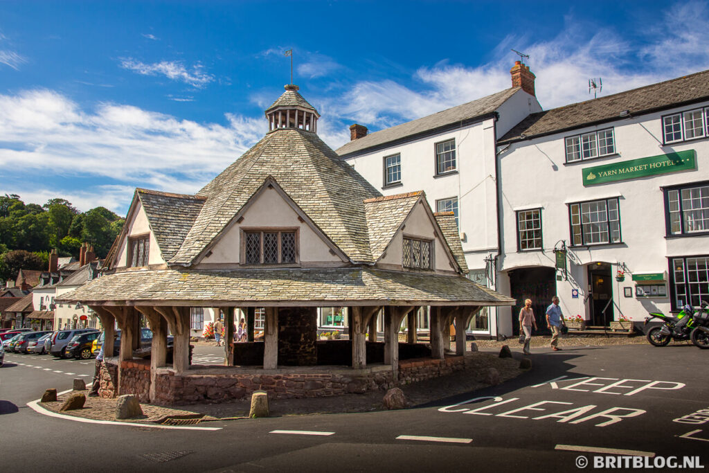 Yarn Market: in Dunster op een zonnige dag.