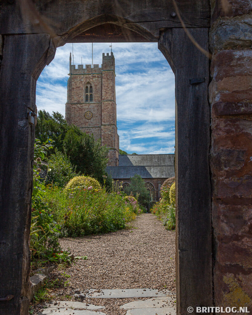 St George’s Church:, Dunster vanuit een oude poort.