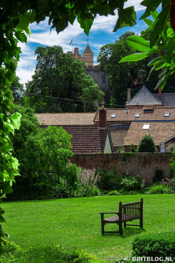 Doorkijkje naar een rustig plekje met uitzicht op het kasteel van Dunster, Somerset, Zuidwest-Engeland.