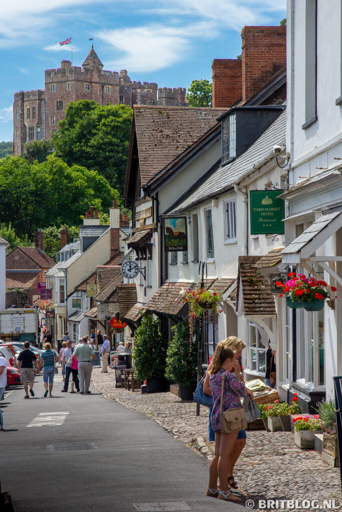 Winkelen in Dunster, met uitzicht op het kasteel.