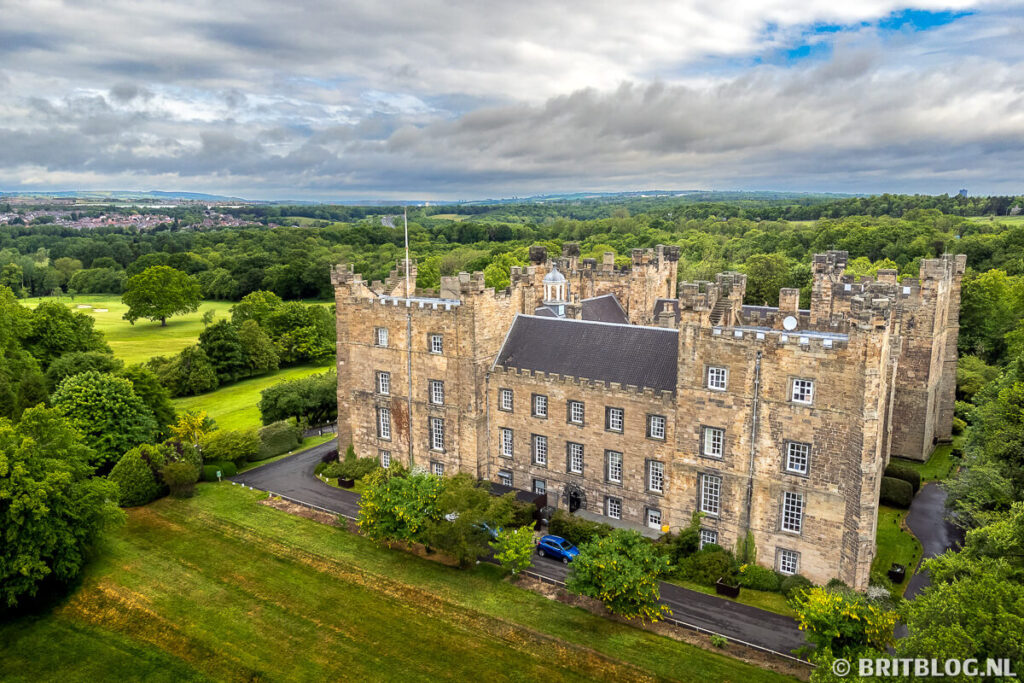 Lumley Castle vanuit de lucht, een mooie slaapplek tijdens mijn Durham roadtrip.
