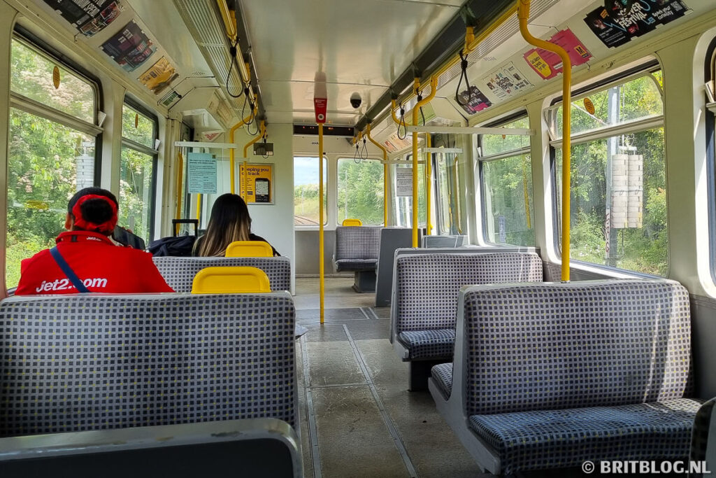 Metro van Newcastle richting het vliegveld