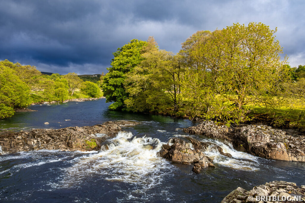 The Penine Way loopt langs de rivier, wat zorgt voor prachtige uitzichten in North Pennines, Durham