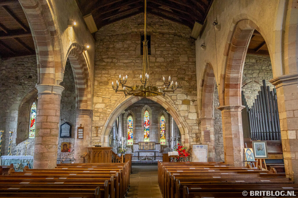 Het interieur van St Mary's church op Holy Island